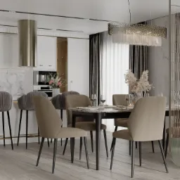 Elegancka jadalnia z marmurową wyspą kuchenną w tle, beżowe krzesła przy czarnym stole z nakryciem, nad stołem designerska lampa, zasłony w odcieniach szarości.