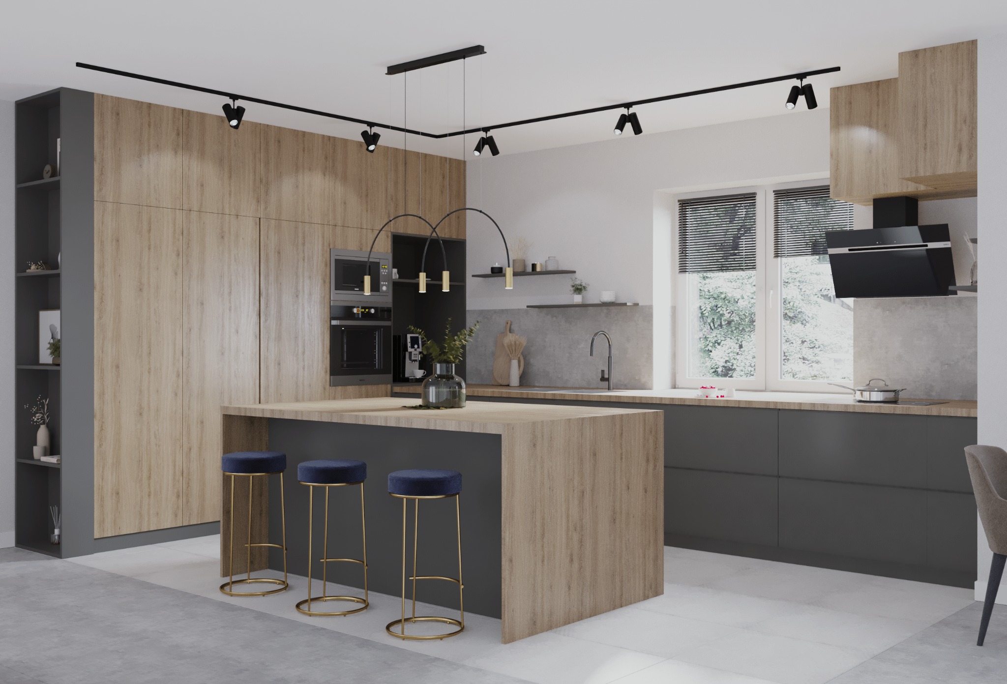 Nowoczesna kuchnia z drewnianymi frontami szafek, szarymi elementami i wyspą z trzema granatowymi hokerami na złotych nogach, oświetlona reflektorami na szynoprzewodach i lampą wiszącą.