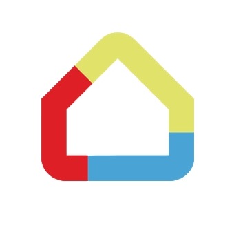 Stylizowany symbol domu z zaokrąglonymi rogami, podzielony na trzy kolorowe sekcje: czerwona po lewej, żółta u góry i niebieska po prawej stronie, na białym tle.