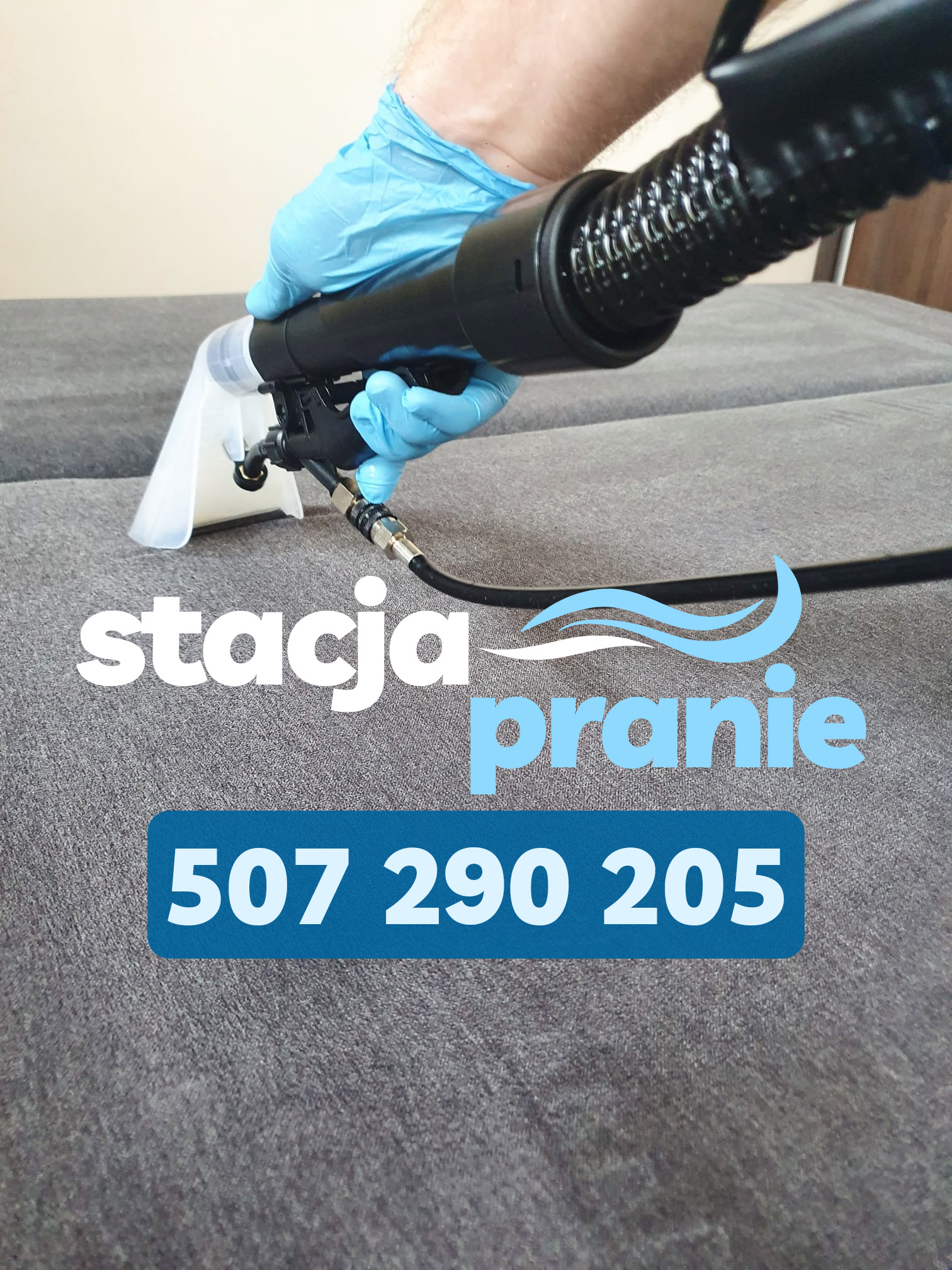 Dysza odkurzacza piorącego w trakcie czyszczenia szarej kanapy, widoczne logo firmy sprzątającej oraz numer telefonu