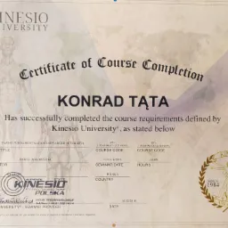 Skan certyfikatu ukończenia kursu Kinesio Taping Fundamentals and Advanced (KT1 & KT2) dla Konrada Tąty, wystawionego przez Kinesio University, z datą 16 grudnia 2018 roku.
