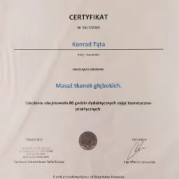 Skan certyfikatu ukończenia szkolenia z masażu tkanek głębokich, wystawionego przez Centrum Szkoleniowe Rafał Uryzaj dla Konrada Tąty, z podpisem instruktora mgr Marcina Jeruzalskiego oraz datą...
