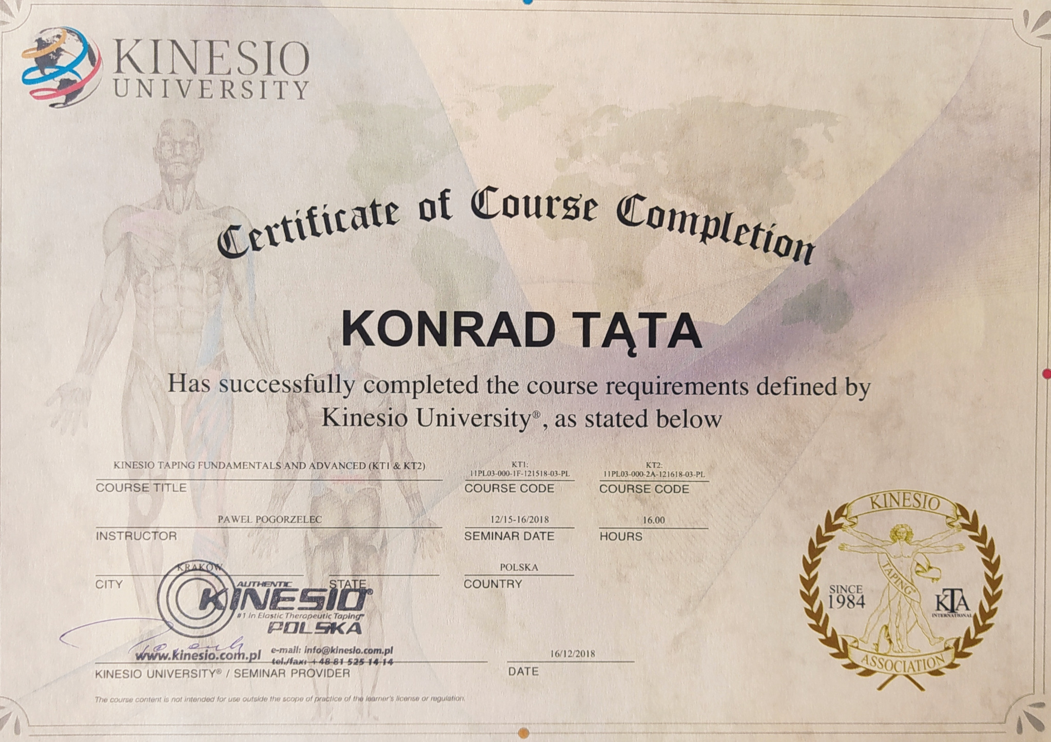 Skan certyfikatu ukończenia kursu Kinesio Taping Fundamentals and Advanced (KT1 & KT2) dla Konrada Tąty, wystawionego przez Kinesio University, z datą 16 grudnia 2018 roku.