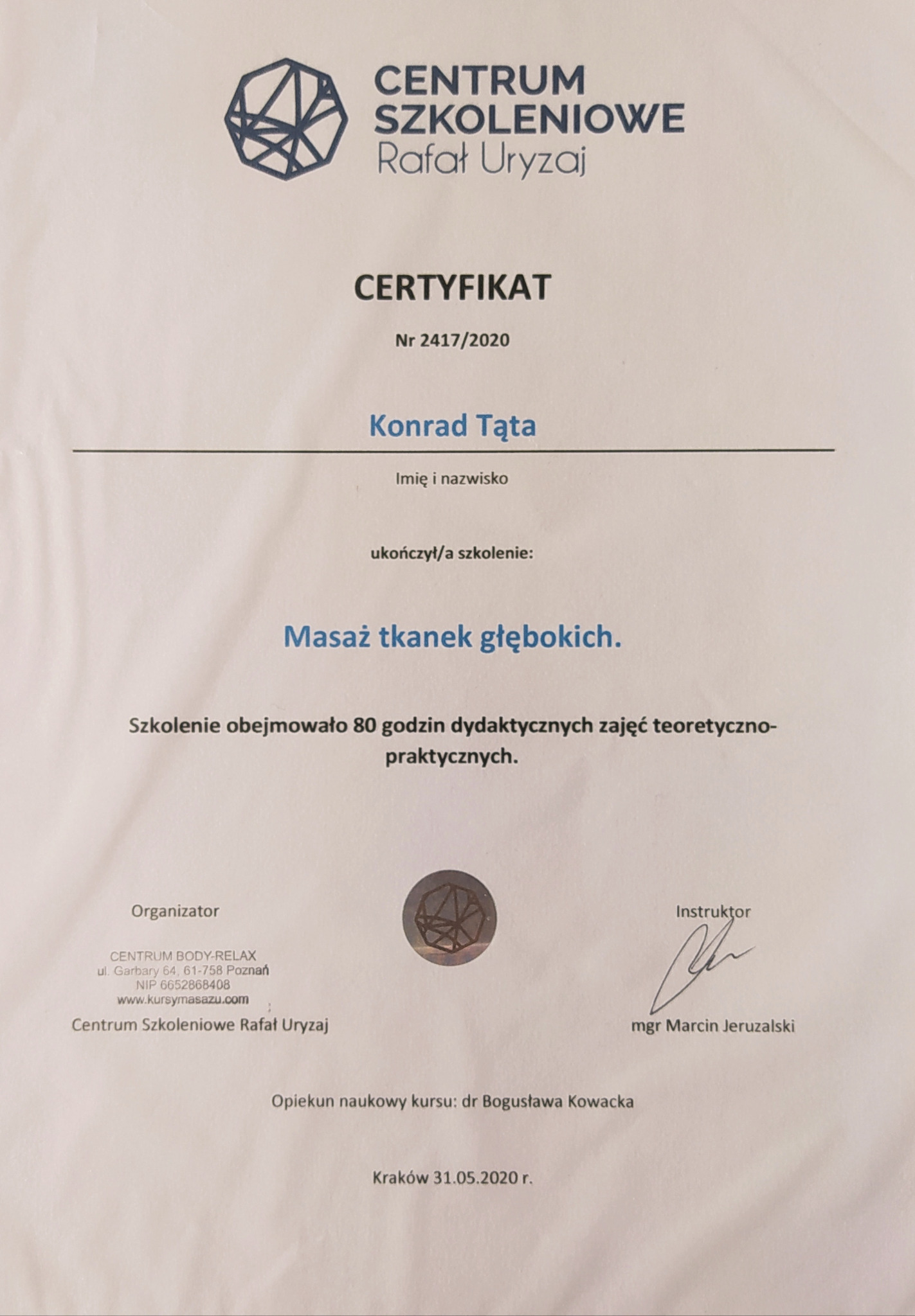 Skan certyfikatu ukończenia szkolenia z masażu tkanek głębokich, wystawionego przez Centrum Szkoleniowe Rafał Uryzaj dla Konrada Tąty, z podpisem instruktora mgr Marcina Jeruzalskiego oraz datą...