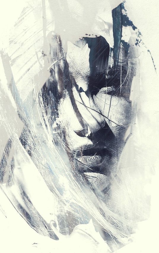 Abstrakcyjny portret kobiety w odcieniach szarości i bieli, z efektem rozmycia i elementami malarskimi, przypominający szkic.