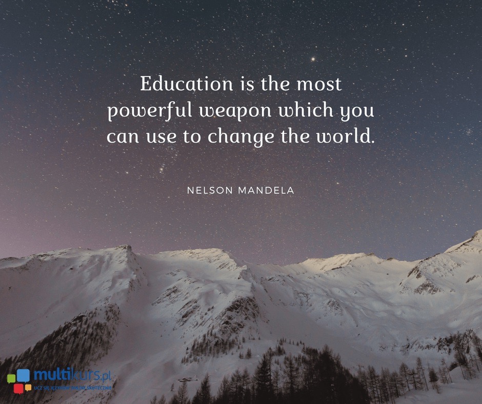 Inspirujący cytat Nelsona Mandeli o edukacji na tle górskiego krajobrazu pod rozgwieżdżonym niebem, z logo firmy edukacyjnej w lewym dolnym rogu.