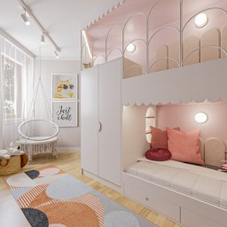 NOWA HATA SPÓŁKA Z OGRANICZONĄ ODPOWIEDZIALNOŚCIĄ - Pokój dziecięcy z łóżkiem piętrowym w pastelowych kolorach, biurkiem i wiszącym fotelem. Na ścianie grafika z kotem w okularach i napis 'Just Chill'.