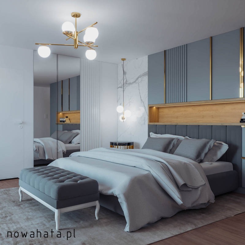 Elegancka sypialnia w odcieniach szarości i bieli z elementami złota, widoczna ławka tapicerowana, lustrzane drzwi szafy odbijające fragment pokoju, oraz dekoracyjne oświetlenie sufitowe i wiszące.