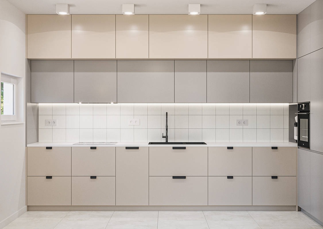 Jasna kuchnia z beżowymi i szarymi szafkami, czarną armaturą i płytkami z subtelnym wzorem. Minimalistyczny design z oświetleniem LED.