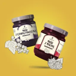 Dwie słoiki kremowanego miodu: z czarną porzeczką i z maliną, z ilustracjami owoców, na żółtym tle.