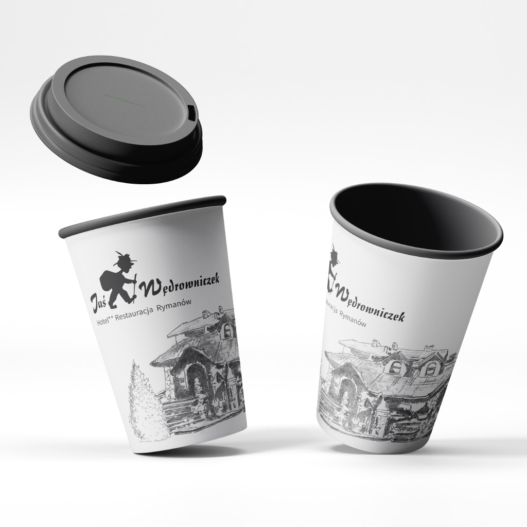Dwa papierowe kubki z logo i rysunkiem pensjonatu Jaś Wędrowniczek w Rymanowie, jeden z czarną pokrywką unoszącą się nad nim.