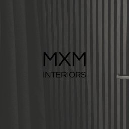 Mxm Interiors - Ciemne, pionowo żłobkowane drzwi z metalową klamką i zamkiem, obok zasłona, logo 'MXM Interiors' na drzwiach, termostat na ścianie.