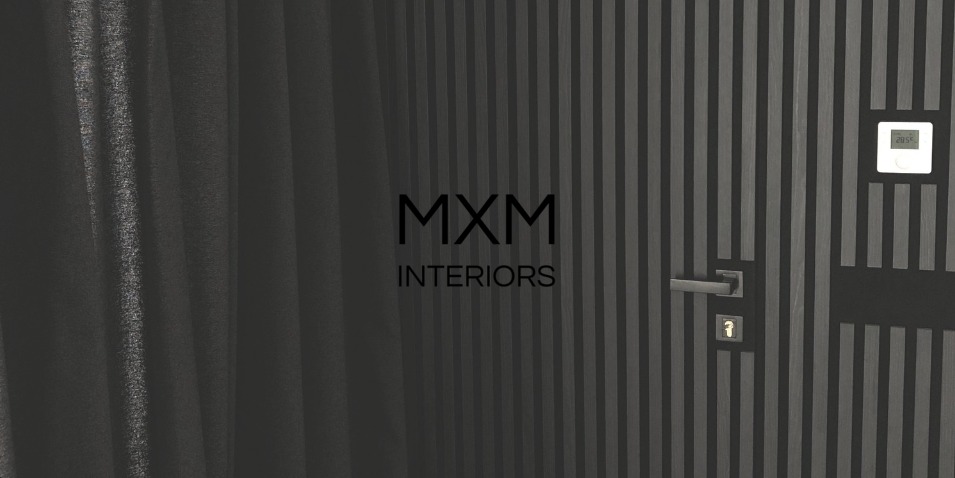 Ciemne, pionowo żłobkowane drzwi z metalową klamką i zamkiem, obok zasłona, logo 'MXM Interiors' na drzwiach, termostat na ścianie.
