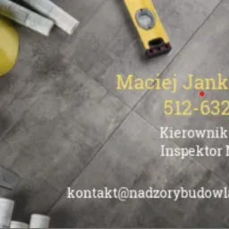 Wizytówka z danymi kontaktowymi kierownika budowy i inspektora nadzoru, otoczona kaskiem budowlanym, planami, miarą zwijaną i poziomicą na tle płytek podłogowych.