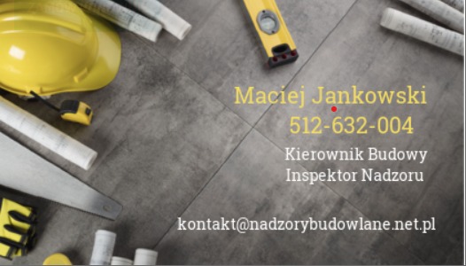 Wizytówka z danymi kontaktowymi kierownika budowy i inspektora nadzoru, otoczona kaskiem budowlanym, planami, miarą zwijaną i poziomicą na tle płytek podłogowych.