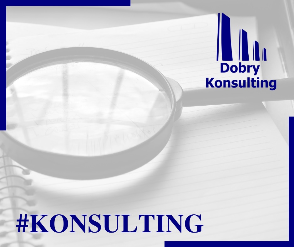 Lupa powiększająca notatki w otwartym notesie, obok logo 'Dobry Konsulting' i hasztag #KONSULTING w odcieniach szarości i błękitu.