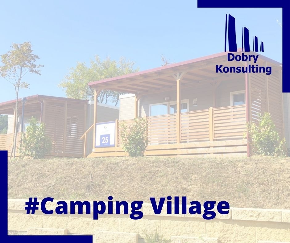 Dwa domki kempingowe z drewnianą elewacją i numerem 25, otoczone zielenią, z logo firmy konsultingowej w prawym górnym rogu i hasztagiem #CampingVillage w dolnej części zdjęcia.