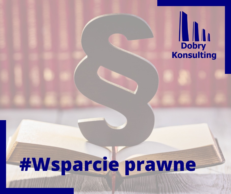 Symbol paragrafu oparty o otwartą książkę na tle rzędu książek, z logo firmy konsultingowej w prawym górnym rogu i hashtagiem #WsparciePrawne na dole.
