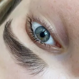 Zbliżenie na oko z widocznymi, wystylizowanymi brwiami po zabiegu laminacji.