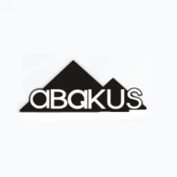 Logo firmy Abakus z dwoma szczytami górskimi w tle, nazwa firmy pisana białą czcionką na czarnym tle.