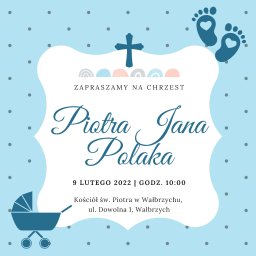 Pani Ulotka - Grafika zaproszenia na chrzest Piotra Jana Polaka z datą 9 lutego 2022, zawierająca motywy wózka dziecięcego, stópek z sercami, tęczy i krzyża na jasnoniebieskim tle w kropki.