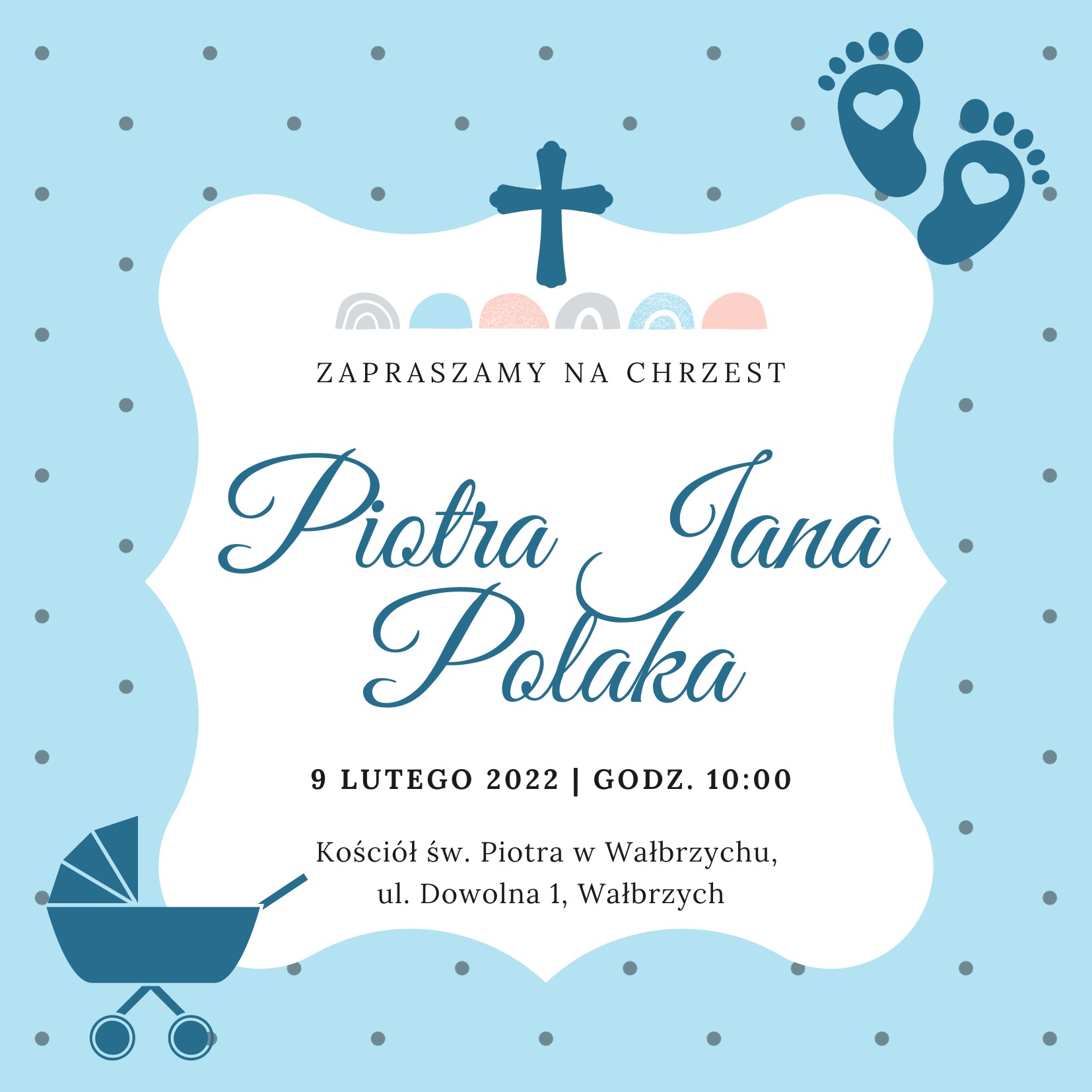 Grafika zaproszenia na chrzest Piotra Jana Polaka z datą 9 lutego 2022, zawierająca motywy wózka dziecięcego, stópek z sercami, tęczy i krzyża na jasnoniebieskim tle w kropki.
