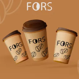 Mockup trzech papierowych kubków z kawą z logo 'FORS' i motywem ziaren kawy na jednolitym brązowym tle.