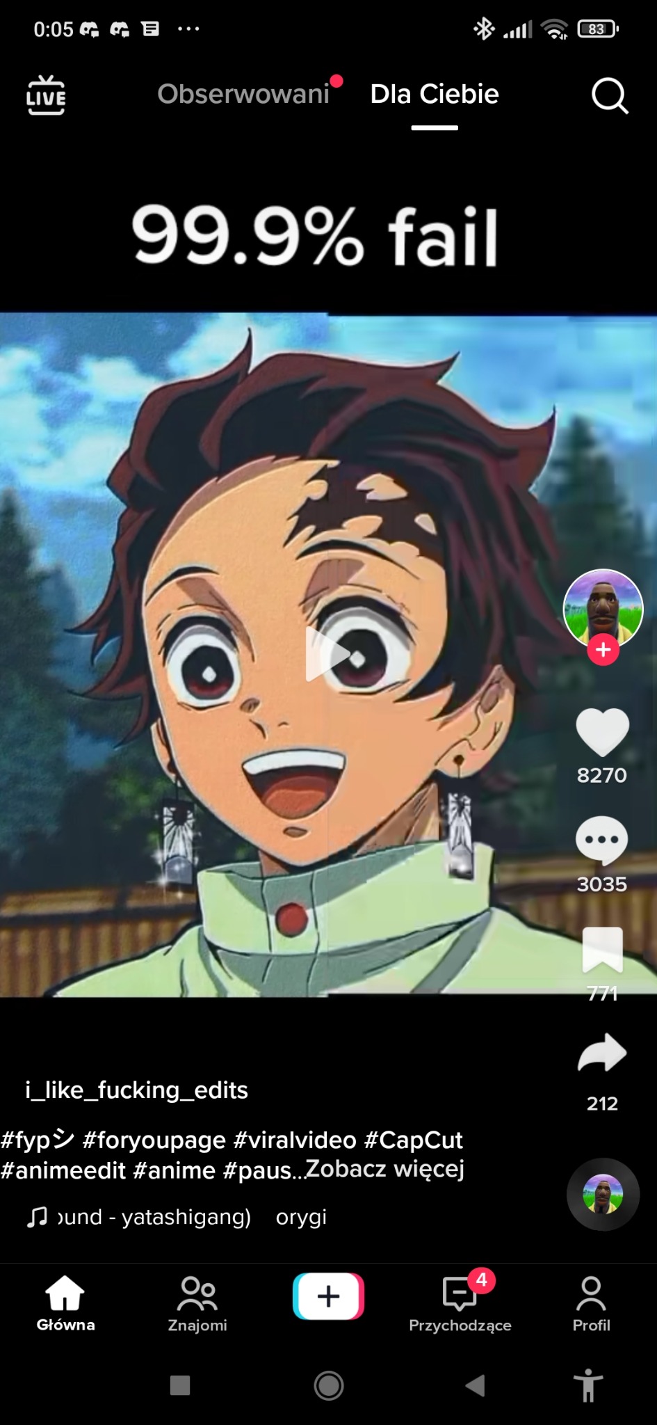 Animowana postać z dużymi oczami i kolczykami, widoczna na ekranie telefonu komórkowego z elementami interfejsu użytkownika aplikacji TikTok, w tym statystyki polubień i komentarzy.