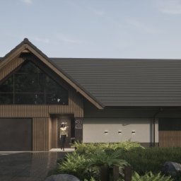 ROLKA - Pracownia Architektury - Wizualizacja domu jednorodzinnego z garażem i dużym oknem trójkątnym, elewacja z drewnianych paneli, kobieta w jasnej kurtce wchodzi do domu.
