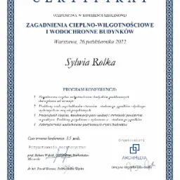 Certyfikat uczestnictwa w konferencji szkoleniowej dotyczącej zagadnień cieplno-wilgotnościowych i wodochronnych budynków, wydany na nazwisko Sylwia Rolka, z datą 26 października 2022, z podpisami...