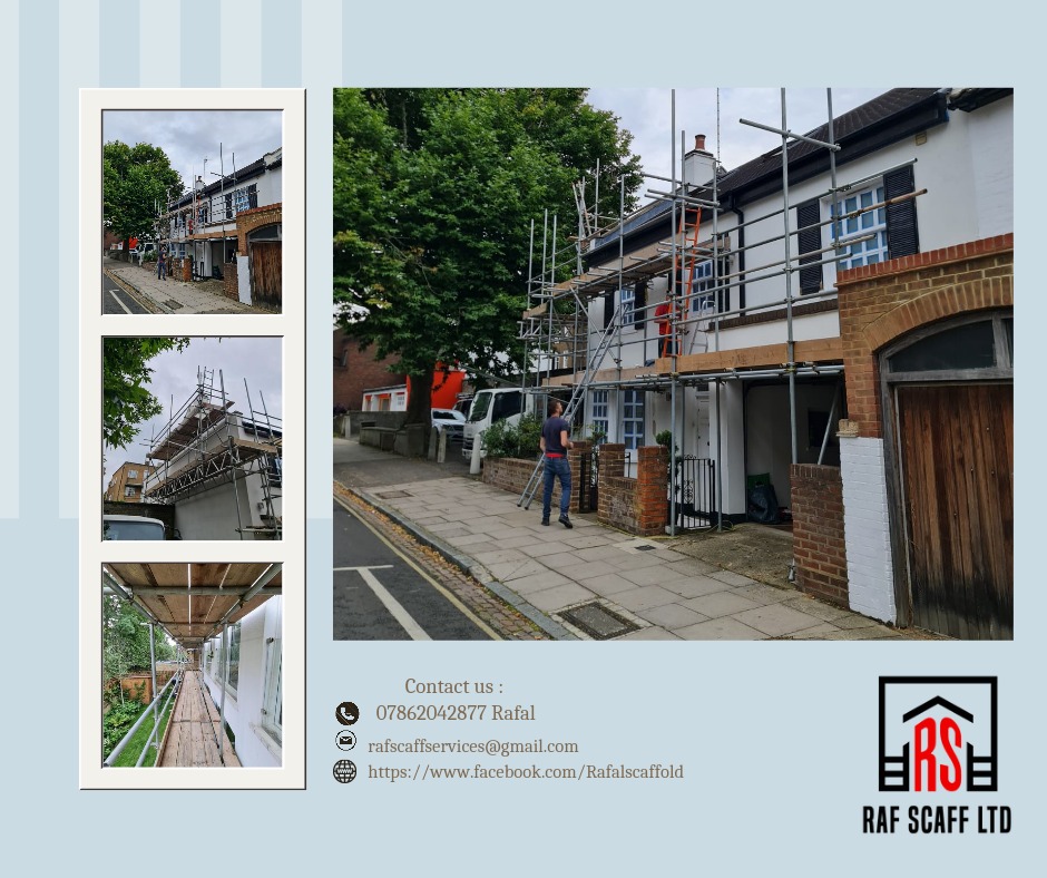 Montaż rusztowania przy dwukondygnacyjnym domu szeregowym z ceglaną elewacją i drewnianymi okiennicami, widok z ulicy, pracownik w jeansach i czerwonym pasku wchodzi po drabinie.