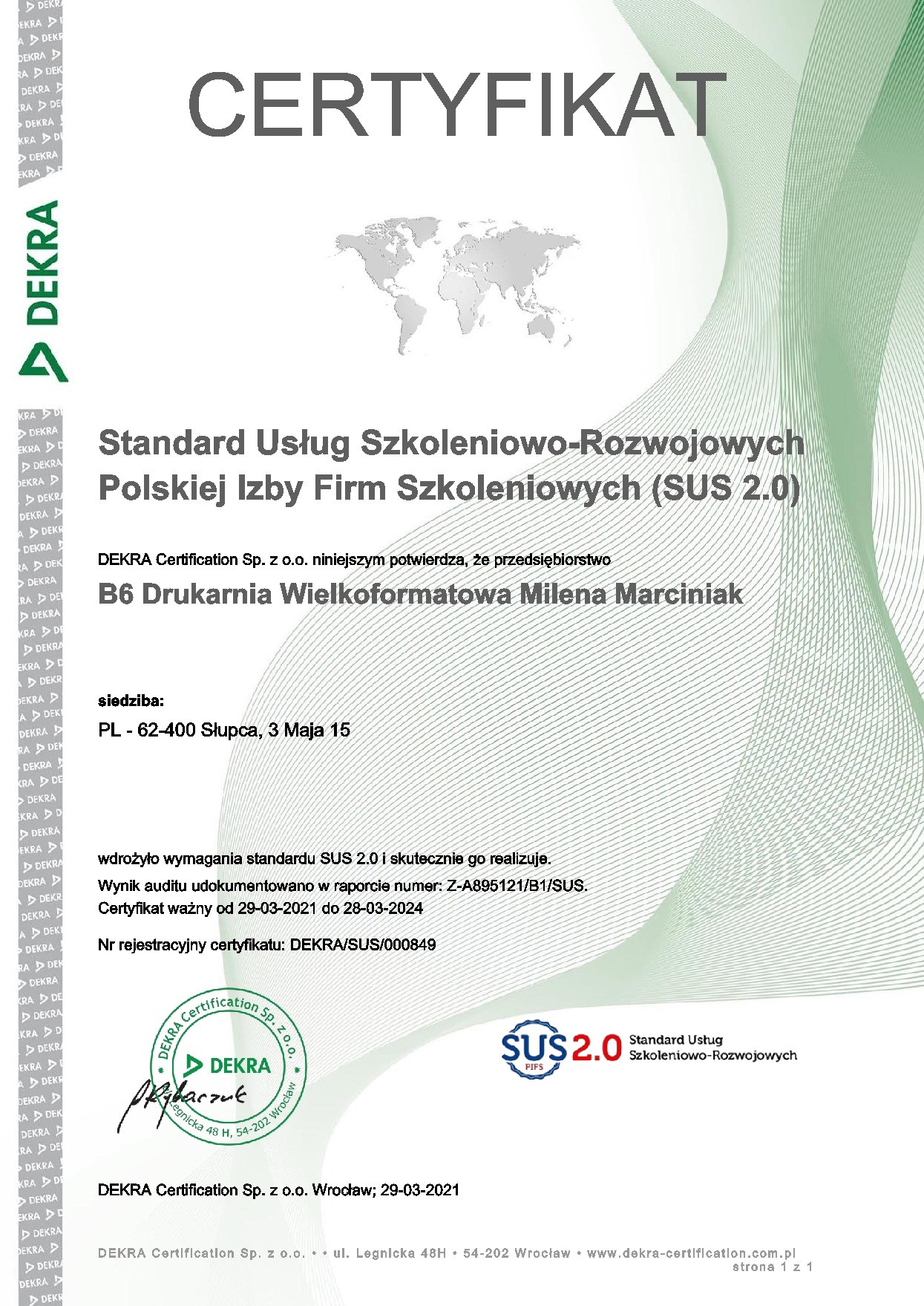 Certyfikat Standardu Usług Szkoleniowo-Rozwojowych SUS 2.0 wydany przez DEKRA Certification dla B6 Drukarnia Wielkoformatowa Milena Marciniak, ważny do 28-03-2024.