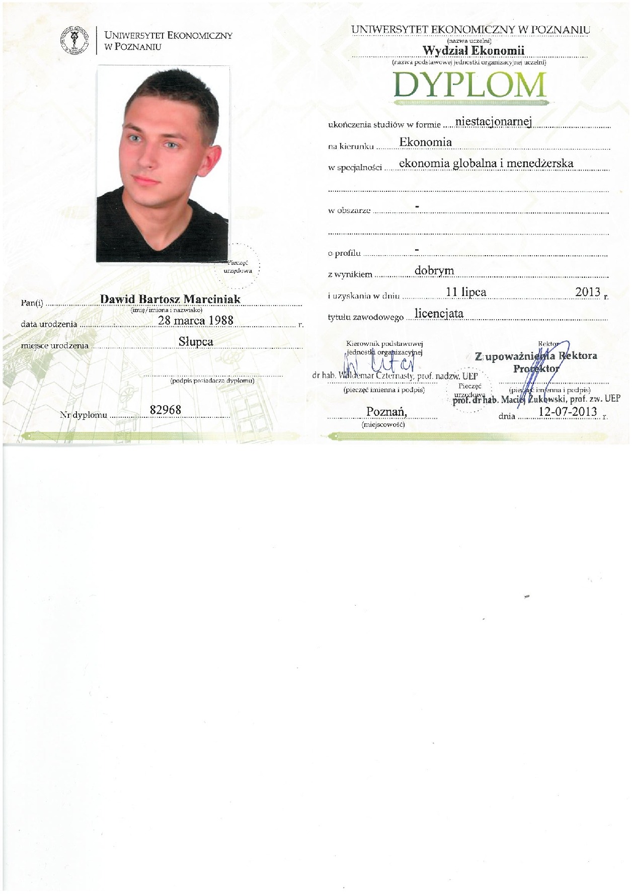 Skan dyplomu ukończenia studiów ekonomicznych na Uniwersytecie Ekonomicznym w Poznaniu, profil ekonomia globalna i menedżerska, z portretem absolwenta Dawida Bartosza Marciniaka.