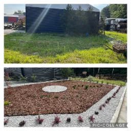 Porównanie terenu przed i po: zaniedbany trawnik zamieniony w uporządkowany ogród z korą, kamieniami i nasadzeniami, widoczny budynek gospodarczy w tle.