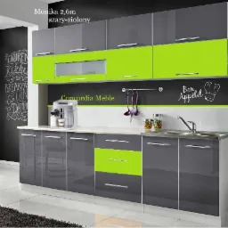 Nowoczesna kuchnia w odcieniach szarości i limonki z błyszczącymi frontami, z ekspressem do kawy na blacie i dekoracyjnym napisem 'Bon Appétit' na ścianie.