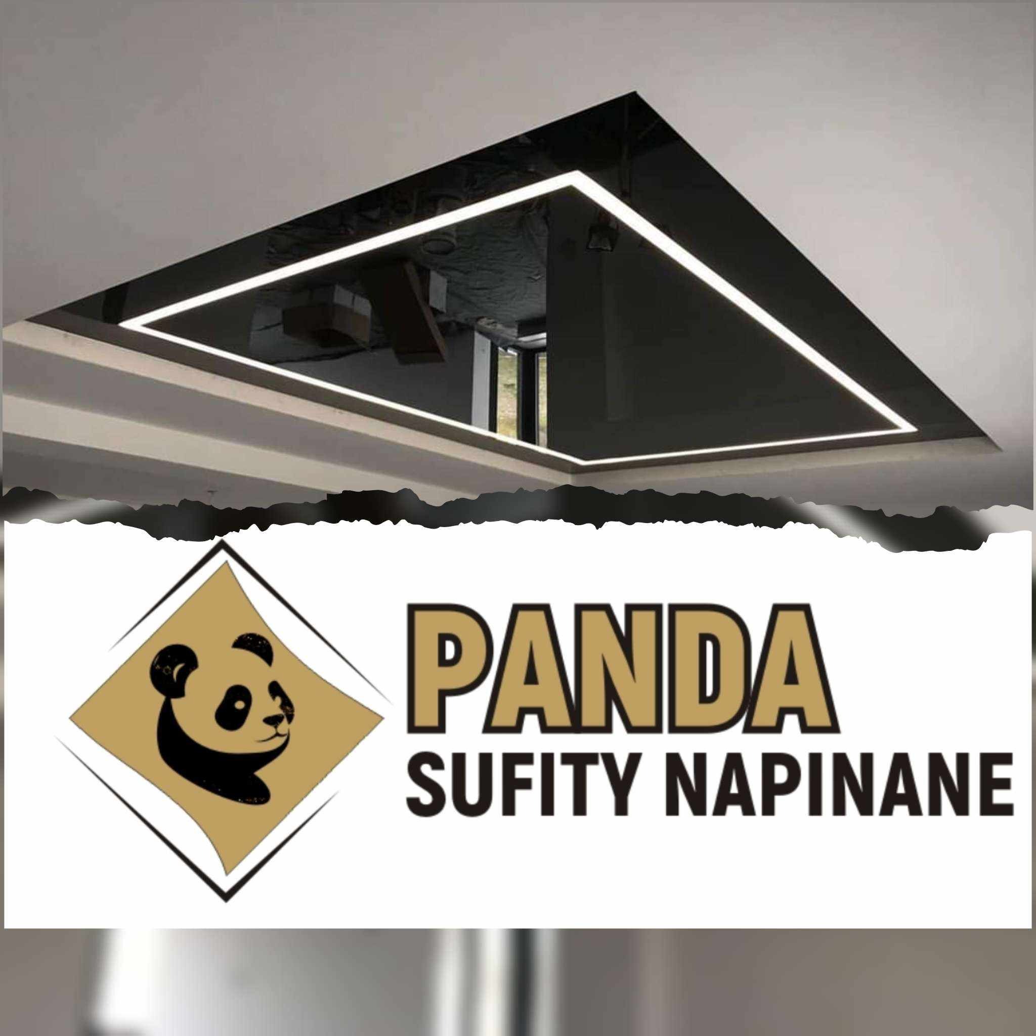 Czarny, lustrzany sufit napinany z wbudowanym oświetleniem LED w kształcie prostokąta, odbijający fragment wnętrza. W dolnej części logo firmy z pandą i napisem 'PANDA Sufity Napinane'.