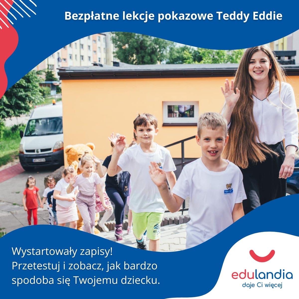 Grupa dzieci z kobietą machają na tle budynku i zaparkowanego busa, reklama zajęć edukacyjnych dla dzieci.