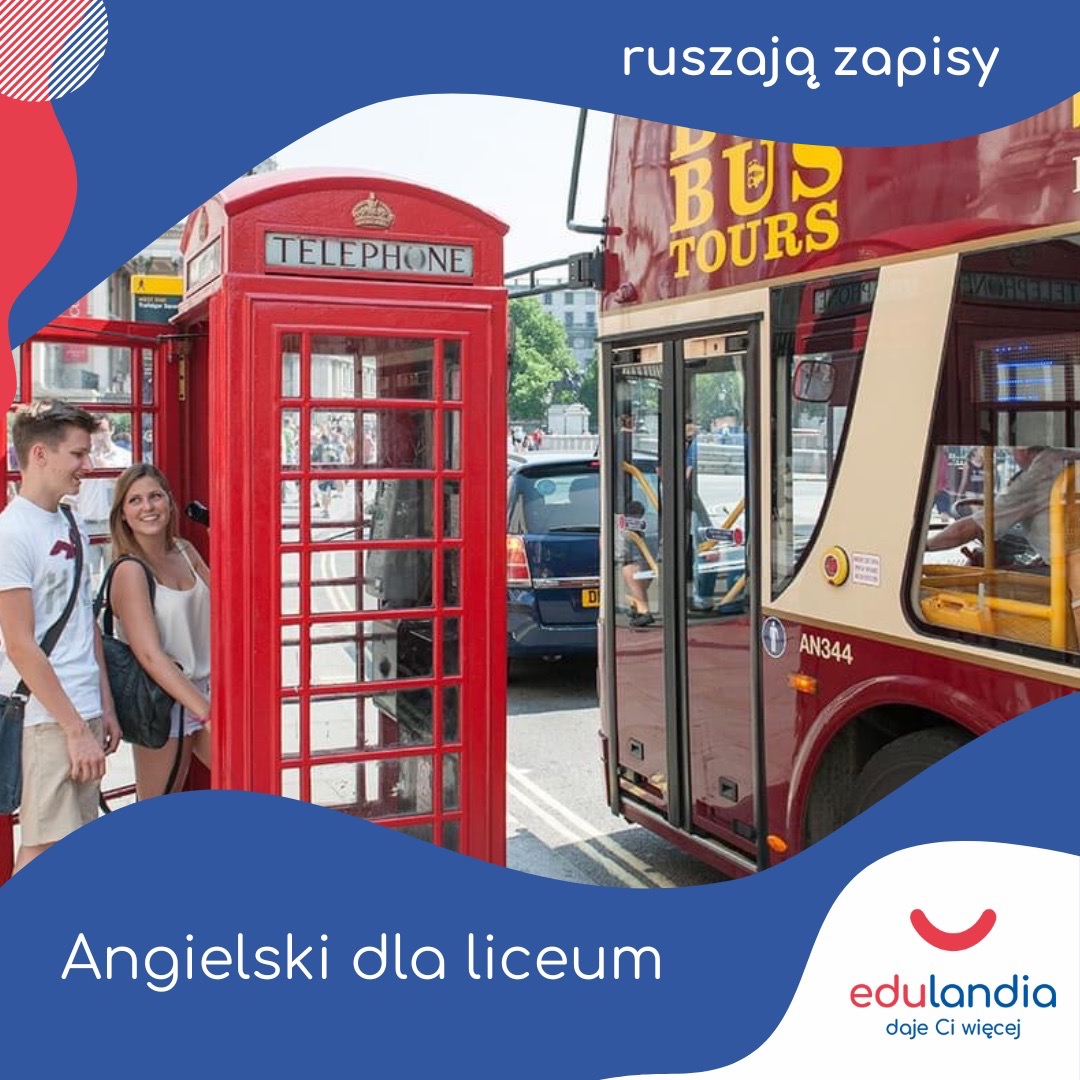Para nastolatków uśmiechnięta w tle czerwonej budki telefonicznej w Londynie, obok autobusu turystycznego. Reklama zajęć z języka angielskiego dla licealistów.