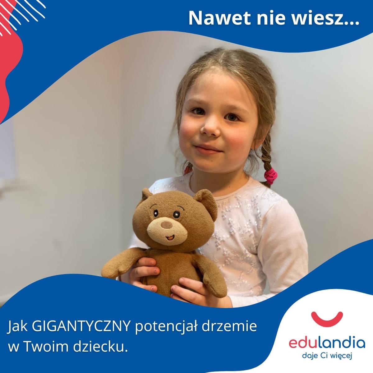 Uśmiechnięta dziewczynka z warkoczykami i różowymi gumkami, trzymająca pluszowego misia na tle logo Edulandia.