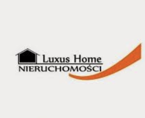 Logo firmy Luxus Home Nieruchomości z symbolem domu i pomarańczowym łukiem.