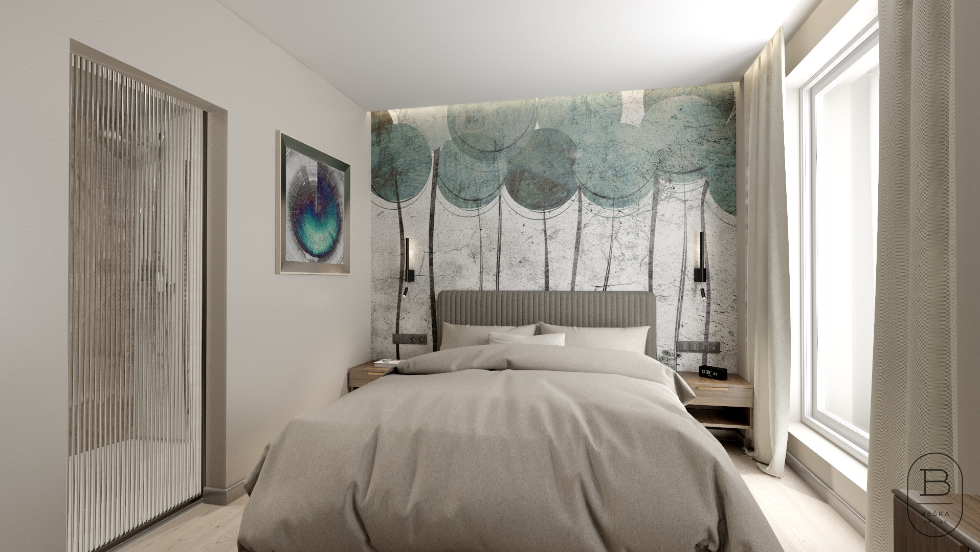 Nowoczesna sypialnia z łóżkiem z szarym zagłówkiem na tle ściany z abstrakcyjnym wzorem w odcieniach błękitu i szarości, obok okno z jasnymi zasłonami, po lewej stronie drzwi z pionowymi panelami...