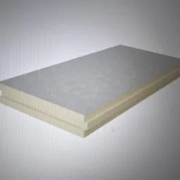 Dwa panele izolacyjne z jasnego styropianu, ułożone jeden na drugim, z wyraźnym frezem na krawędziach, na jednolitym, szarym tle.