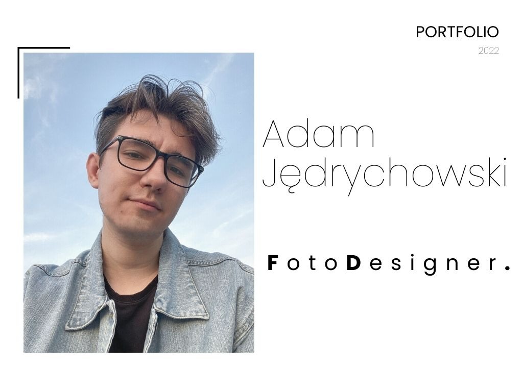Portret Adama Jędrychowskiego, fotodesignera, na tle jasnego nieba, z tekstem 'Portfolio 2022' po prawej stronie.