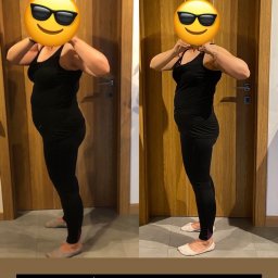 Trener Personalny - Karol Adamczyk - Porównanie sylwetki kobiety przed i po odchudzaniu, z zasłoniętą twarzą emotikonem, widoczne zmiany w talii i brzuchu, na tle drewnianych drzwi.