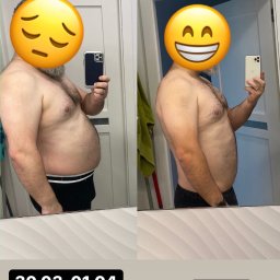 Trener Personalny - Karol Adamczyk - Mężczyzna dokumentuje postępy w odchudzaniu: po lewej 120kg (30.03-01.04), po prawej 99kg (06.12), twarz zasłonięta emotikonami.