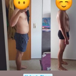 Trener Personalny - Karol Adamczyk - Mężczyzna, widok z boku, prezentujący metamorfozę sylwetki: po lewej stronie sylwetka przed, w niebieskich spodenkach, po prawej stronie sylwetka po, w czarnych bokserkach, z widoczną utratą wagi.