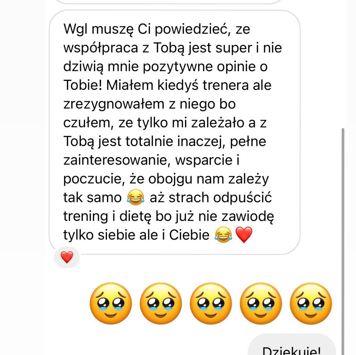 Zrzut ekranu wiadomości SMS z pozytywną opinią klienta o współpracy, wsparciu i zaangażowaniu, z emotikonami wyrażającymi wdzięczność i zadowolenie.