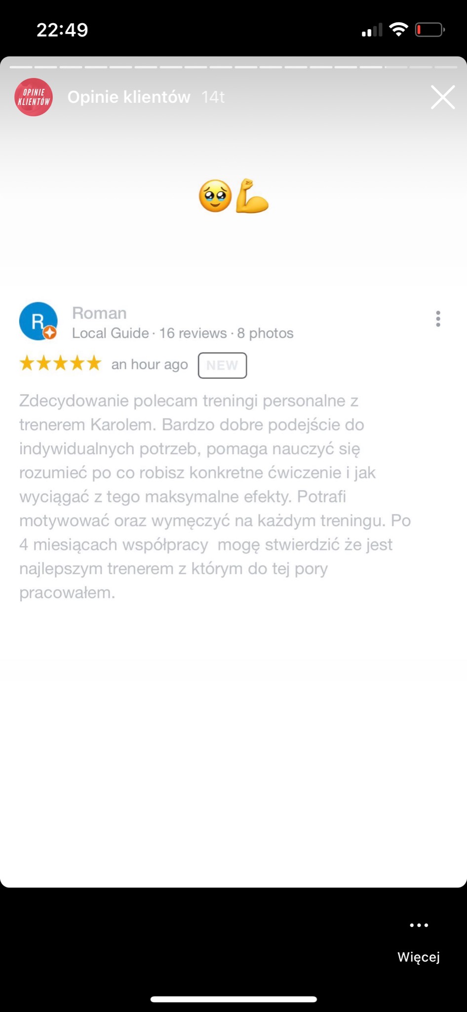 Zrzut ekranu z pozytywną opinią klienta o treningach personalnych, zawierający emotikony wyrażające wdzięczność i siłę, oraz tekst rekomendacji trenera Karola.