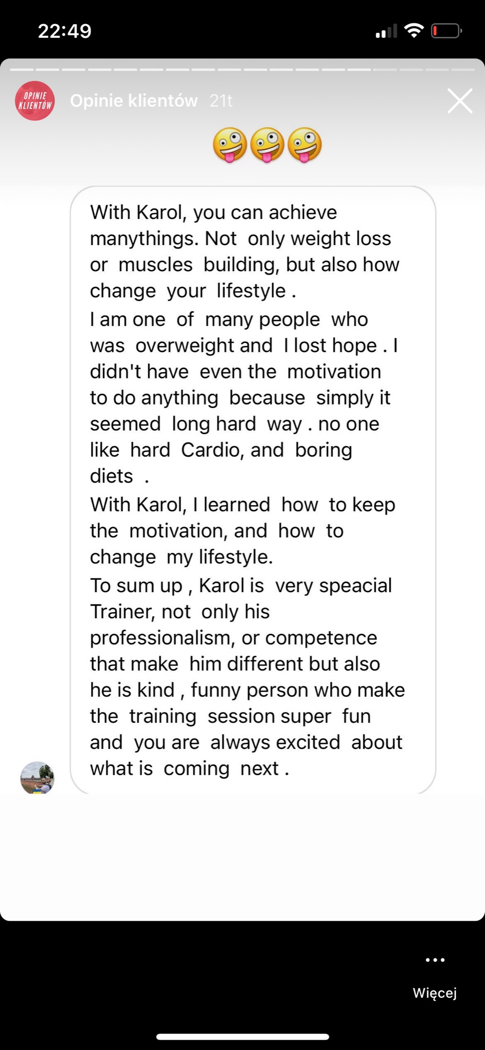 Zrzut ekranu z opinią klienta dotyczącą trenera Karola, podkreślającą jego profesjonalizm, kompetencje oraz umiejętność motywowania i uczynienia treningów zabawnymi.