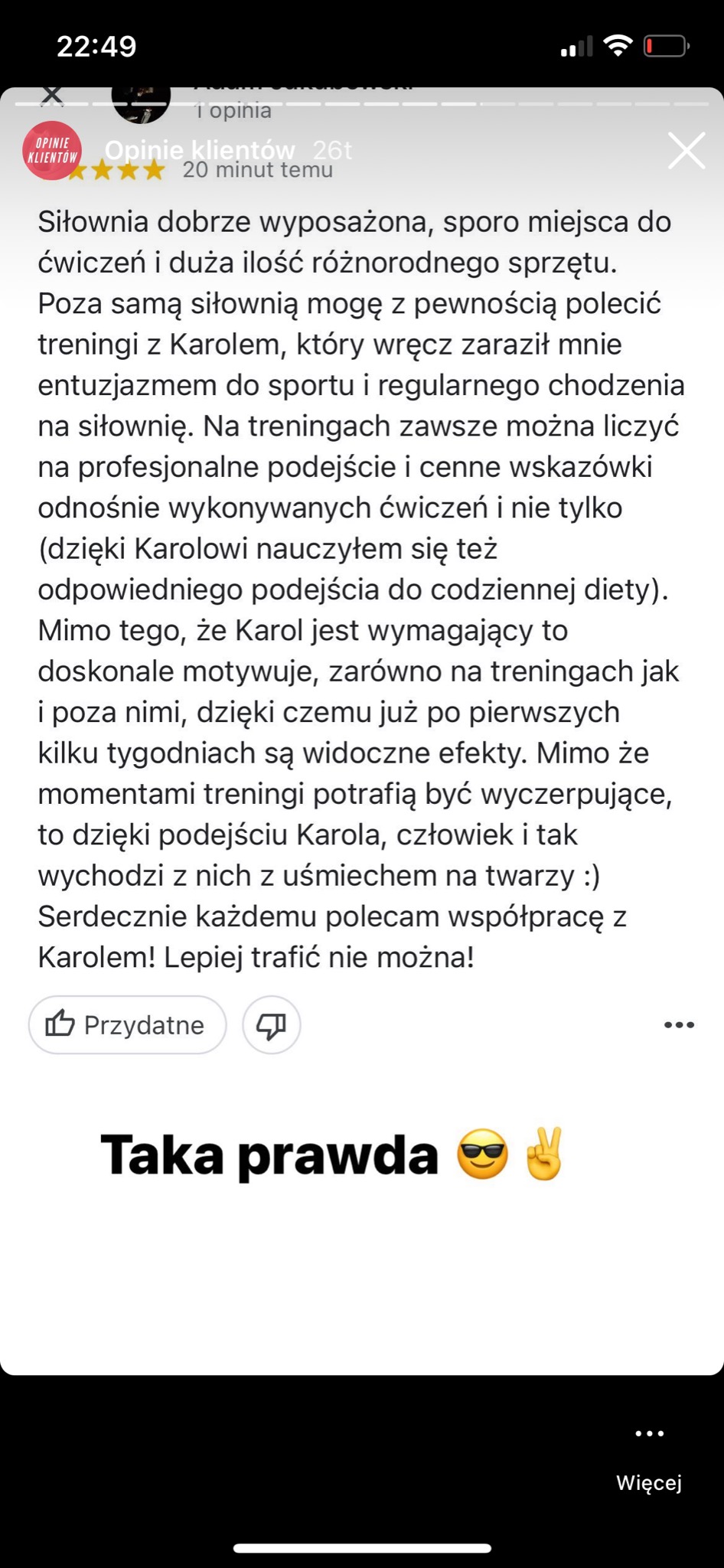 Zrzut ekranu opinii klienta o treningach z Karolem, podkreślający profesjonalizm, motywację i widoczne efekty po kilku tygodniach, z dodatkowym podejściem do diety.